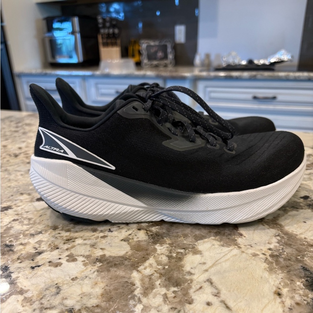 Like New! Excellent used condition.
Altra Experience Flow Size 8.5